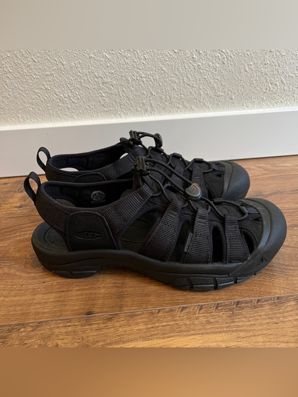 $130 KEEN Newport H2 Sandals in Triple Black Size 11